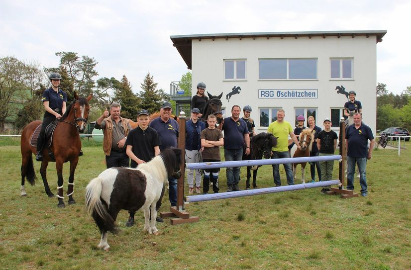 Rund 35 Mitglieder zwischen fünf und 85 Jahren frönen in Oschätzchen dem Reitsport. Derzeit bereiten sich die Reiterinnen und Reiter auf das große Turnier am 19.Juni vor.
