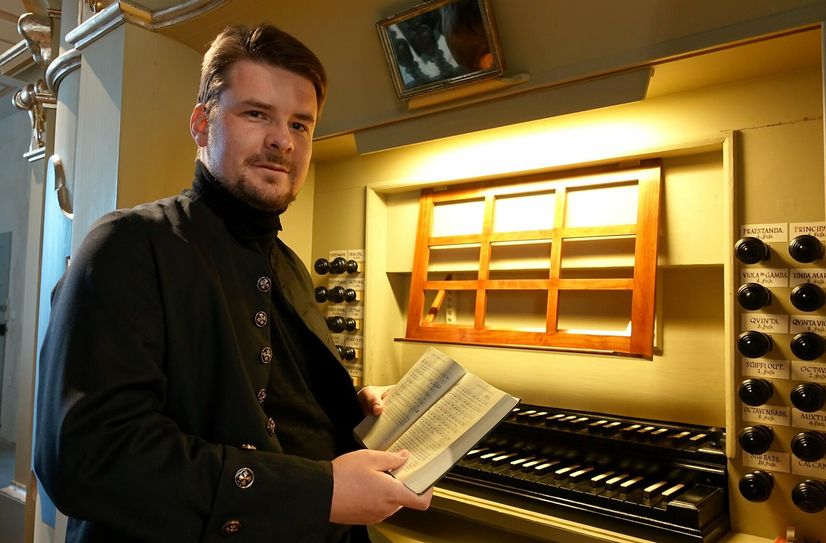 Kantor Roy Heyne an der historischen Ranfft-Orgel von 1757 in der ev.-luth. Stadtkirche Geising.