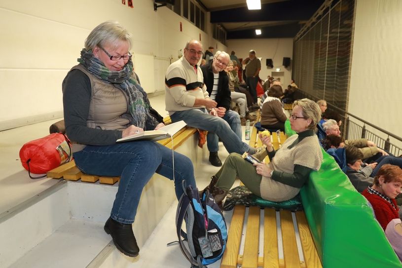 Etwa 100 Frauen und Männer mussten in der Turnhall ausharren. Foto: Marko Förster