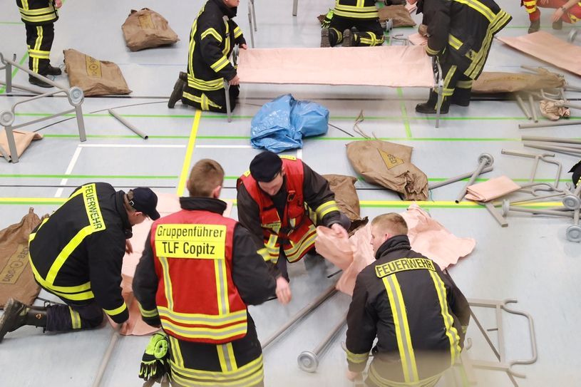 Die Kameraden der Feuerwehr beim Aufbau. Foto: Marko Förster
