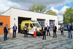 Im Beisein von Bürgermeister Rico Pfeiffer (r.) und Architekt Carsten Ehrlich (2.v.l.) übergab Landrat Michael Harig (m.) die neue Rettungswache in Ottendorf-Okrilla den Rettern vom DRK. Foto: Landkreis Bautzen