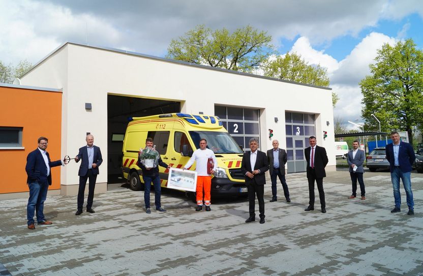 Im Beisein von Bürgermeister Rico Pfeiffer (r.) und Architekt Carsten Ehrlich (2.v.l.) übergab Landrat Michael Harig (m.) die neue Rettungswache in Ottendorf-Okrilla den Rettern vom DRK. Foto: Landkreis Bautzen