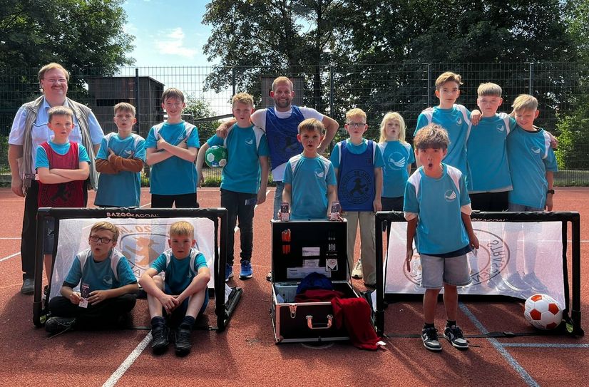 Ein Starterset mit zwei Toren, Bällen, Leibchen und diversen Turniermaterialien erhielt jetzt die Walther-Rathenau-Grundschule Senftenberg.