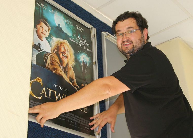 Alexander Malt hängt die neuen Plakate für den Kinostart von »Catweazle« am 1. Juli auf. Foto: Farrar
