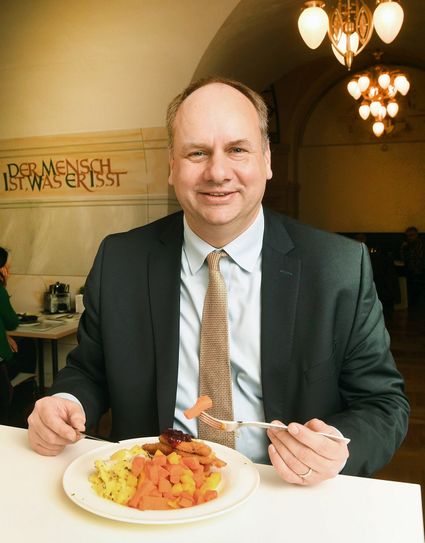 Dem OB schmeckt's: Dirk Hilbert ließ sich gestern Schnitzel und Möhren schmecken. Fotos: Jörn Wolf