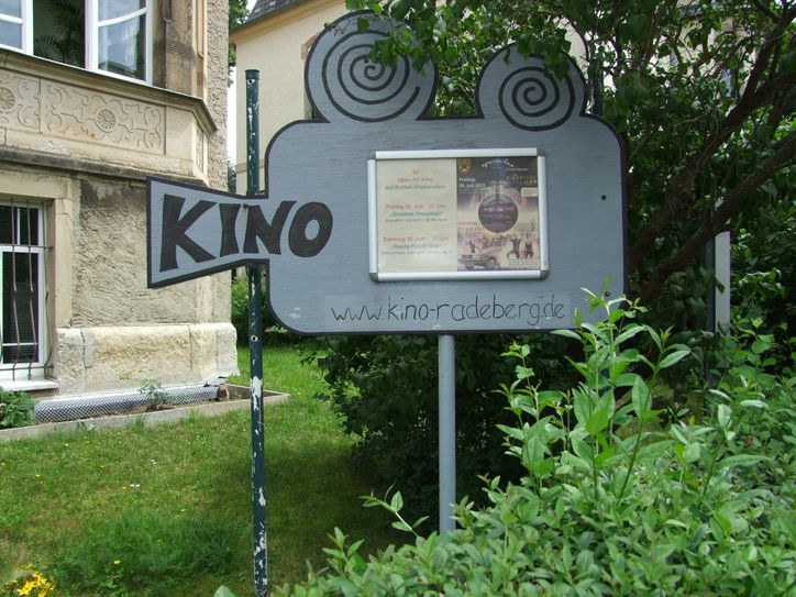 Das Radeberger Programmkino des Buena-Vista-Vereines gehört seit vielen Jahren zum kulturellen Leben in der Bierstadt. Nach der langen Corona-Pause startet das Kinoprogramm mit zwei Open-Air-Events im Klippensteiner Schloss. Am kommenden Wochenende werden zunächst »Greatest Showman« und »Ready Player One« gezeigt. Fotos: rk