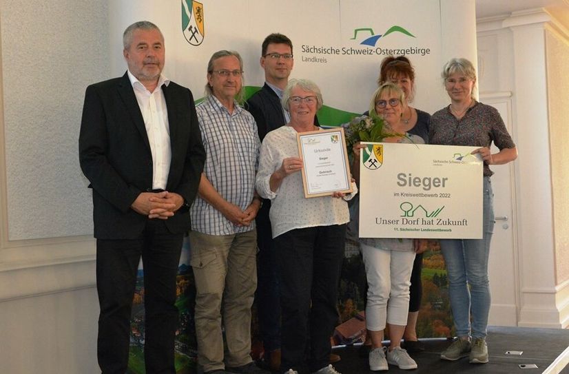 Siegerehrung mit Vertretern des Kurortes Gohrisch und Landrat Michael Geisler (li.).
