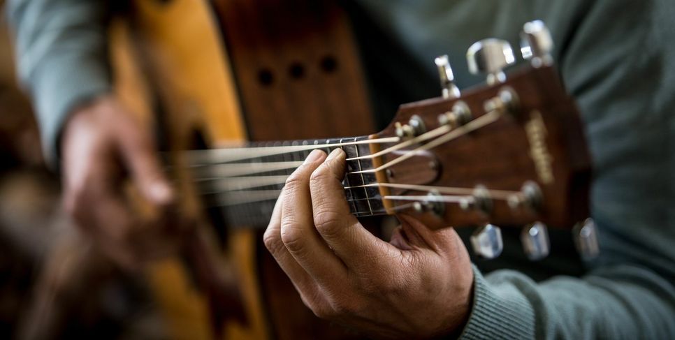 Die eigene Version des Unbezahlbarland-Liedes kann ein Gitarrenstück sein, muss es aber natürlich nicht. Wer mitmachen will, kann sich ganz nach eigenem Gusto kreativ austoben. Foto: Pixabay
