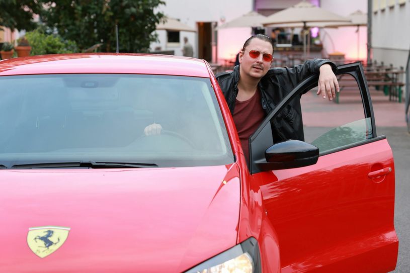 Tom Bartels alias Ralf Ramazotti bringt einen Abend voller Humor und Leidenschaft auf die Bühne. Foto: neue Bühne Senftenberg