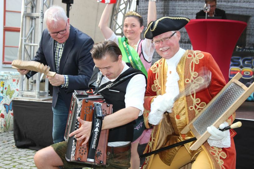 So schnell können aus einem Vereinschef ( Lutz Kilian), einem Profimusikanten (Manuel Meier) einer Weinkönigin aus Sachsen (Nicole Richter) und einem Bürgermeister (Bodo Broszinski) »Stars der Volksmusik« werden (v.l.). Das gibt es nur bei Weinfesten auf Schloss Doberlug. Fotos:wit