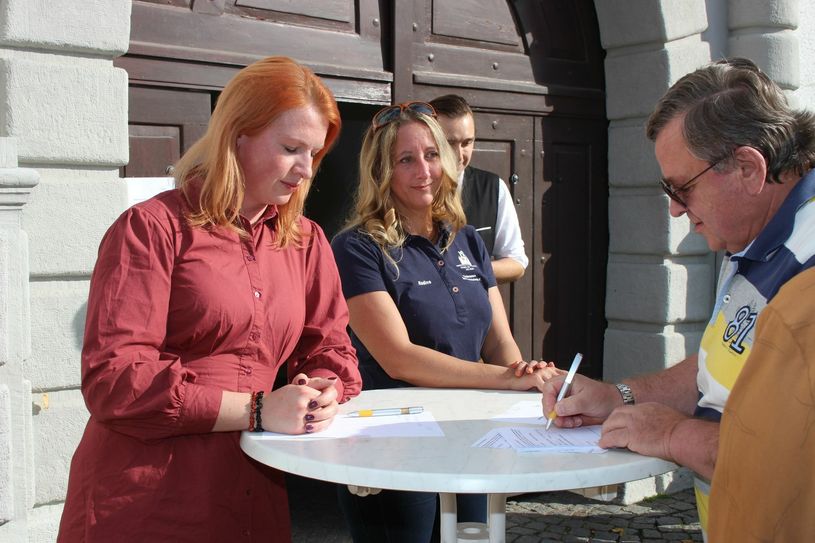 Ohne Luca-App, Impfnachweis und Registrierung lief auch am Eingang zum Schlosshof nichts.