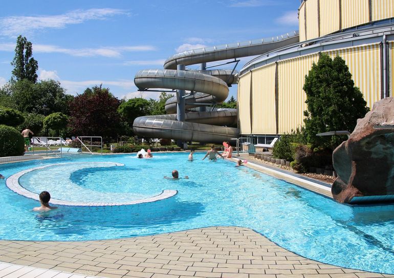 Durch die Teilung der Funktionen Indoor- und Outdoorbadebetrieb, gibt es für das Wellenspiel nie den richtigen Zeitpunkt zur Schließung.                  Foto: Farrar