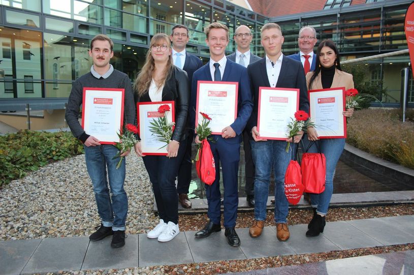 William Schneider, Jule Müller, Nicolas Wartenburger, Max Lehmann und Najwan Chabayta sind die diesjährigen Preisträger des Ausbildungspreises der Sparkassenstiftung 2021. Fotos:wit