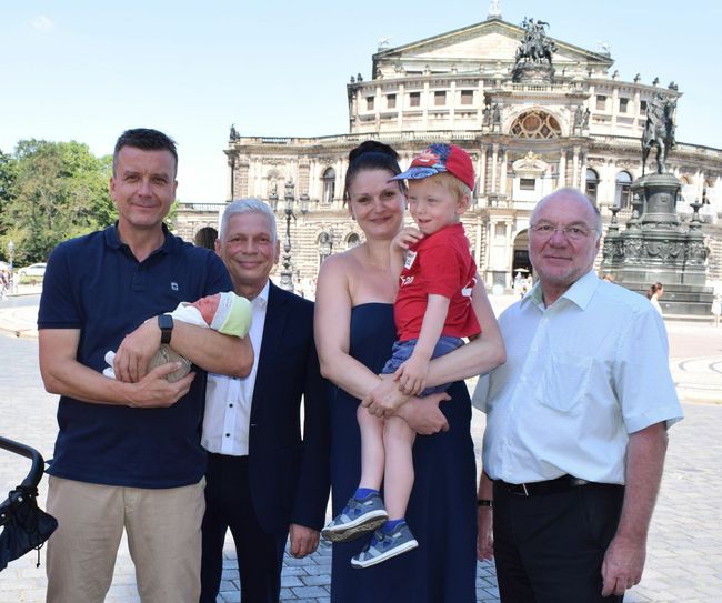 Stolzer Papa Alexander Waibl mit Paul Maximilian, Andreas Rieger (Sprecher Ostsächsische Sparkasse Dresden), Stefani Waibl mit Mika und Klaus-Dieter Lindeck, Geschäftsführer der Stadtfest Dresden GmbH (v.l.). Foto: Pönisch