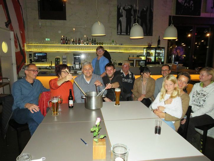 Das ist ein Teil der Mitglieder, die sich im Kufa-Kochstudio mit Ingo Lemmer (3.v.l.) engagieren wollen. Foto: Silke Richter