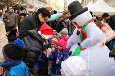 Im vergangenen Jahr wurden viele kleine Elsas und Olafs aus dem Film »Die Eisprinzessin« gesucht und die Wette gewonnen! In diesem Jahr sollen 100 Kinder mit einem Nikolausstiefel in der Hand am 2. Dezember vor die Riesa-Info kommen. Foto: Farrar