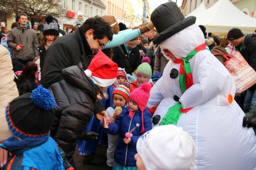 Im vergangenen Jahr wurden viele kleine Elsas und Olafs aus dem Film »Die Eisprinzessin« gesucht und die Wette gewonnen! In diesem Jahr sollen 100 Kinder mit einem Nikolausstiefel in der Hand am 2. Dezember vor die Riesa-Info kommen. Foto: Farrar