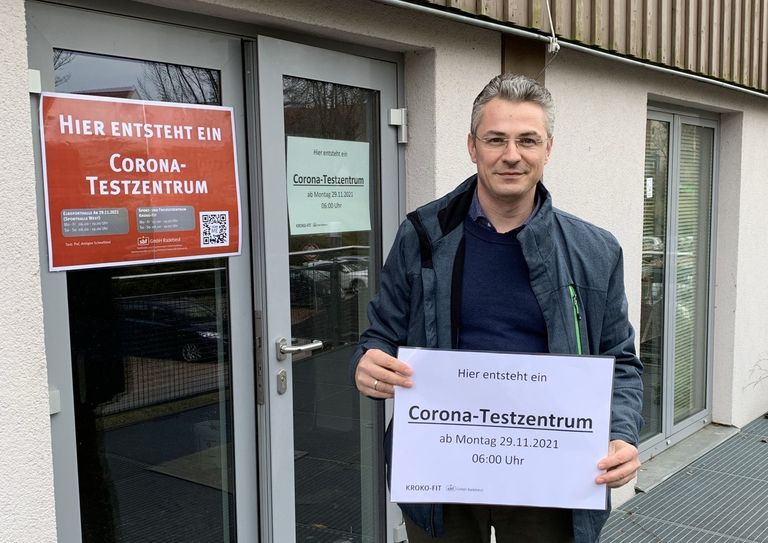 Titus Reime, Geschäftsführung Stadtbäder und Freizeitanlagen GmbH Radebeul, vor dem neuen Corona-Testzentrum an der Elbsporthalle Radebeul. Foto: Stadt