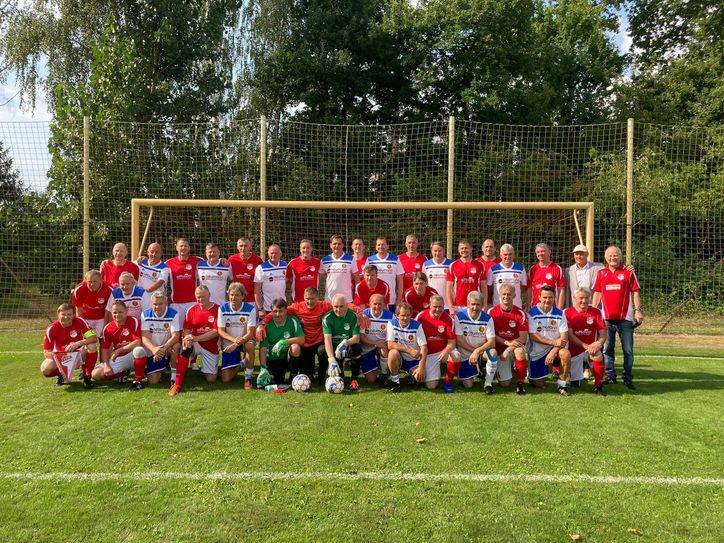 Ein Highlight auf der „100-Jahre-Feier“ war das Spiel der Döbbricker „Old Stars“ gegen eine DDR-Traditionsmannschaft, die mit einigen großen Fußballnamen, wie z.B. Dirk Schuster, Detlef Irrgang oder Matthias Maucksch, gespickt war. Foto: Verein