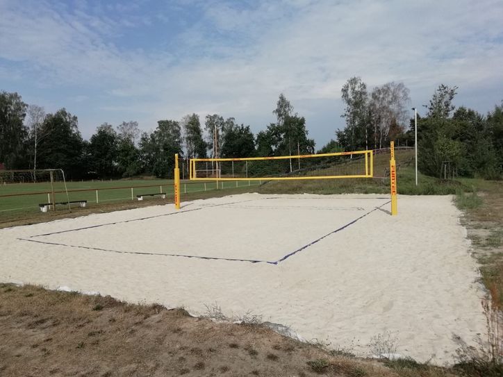 Seit 2019 bietet das liebevoll gepflegte Vereinsgelände auch einen Beachvolleyballplatz, den sogar Volleyballspieler aus Cottbus gerne nutzen. „Der beste in der näheren Umgebung“, meinen die regelmäßigen Nutzer. Foto: Simons