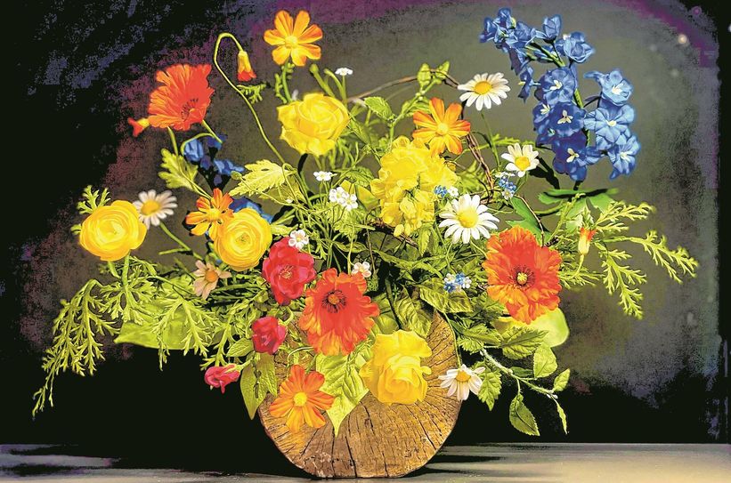 Die Schaumanufaktur Deutsche Kunstblume Sebnitz
stellt bis 20. Mai ihre einzigartigen Blüten in der Dresd-
ner Zentralbibliothek im Kulturpalast (1. OG) aus. Außerdem gibt es Einblicke in die Herstellung der filigranen Handwerksprodukte aus der Sächsischen Schweiz – vom weißen Stoff bis zur fertigen Blume. Die Ausstellung kann kostenfrei während der Öffnungszeiten besucht werden.                     Foto: Städtische Bibliotheken Dresden