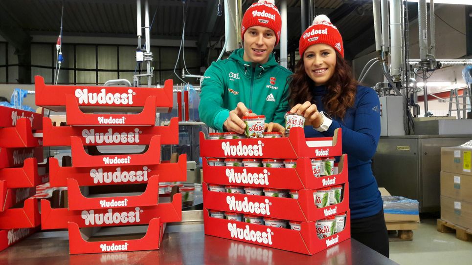 Terence Weber und die sächsische Langläuferin Katharina Hennig in der Produktionsstätte in Radebeul. Foto: NUDOSSI