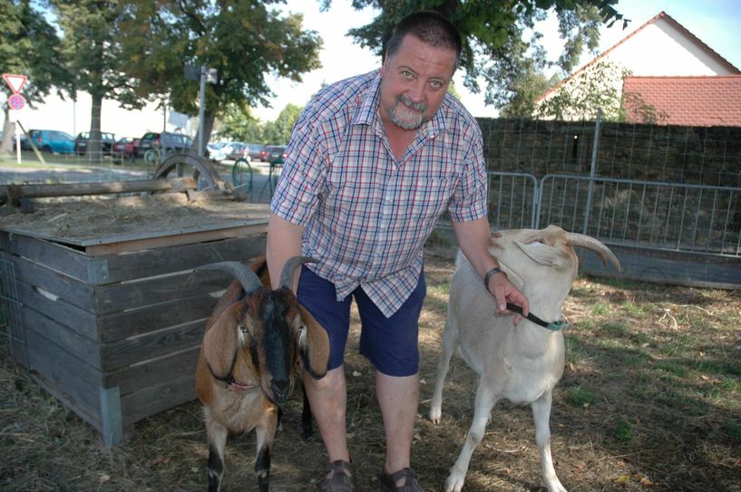 Holger Tintner mit seinen Schützlingen Emma und Flocke. Foto: Wo
