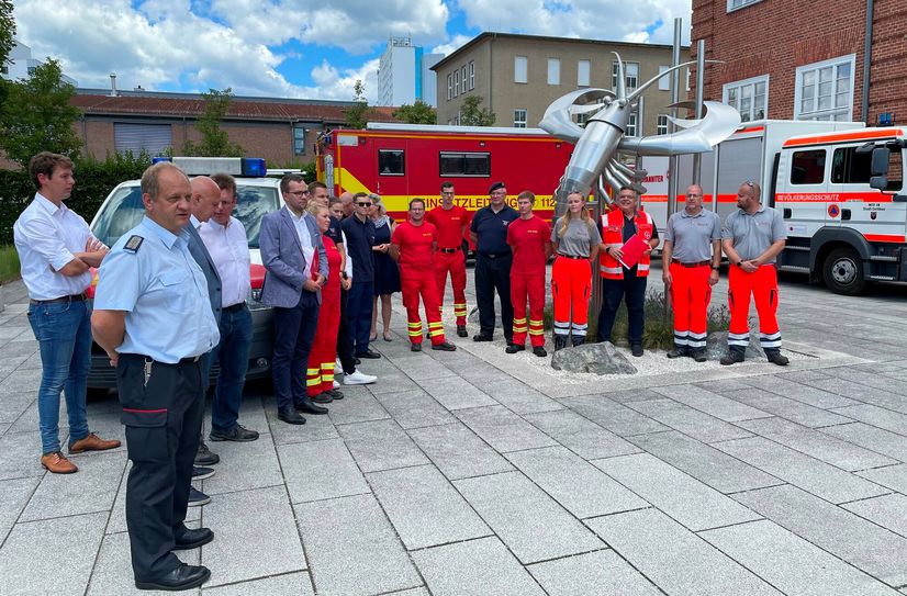 Ein einheitliches und starkes Bild: Vertreter der Berufsfeuerwehr, der Deutschen Lebensrettungsgesellschaft und der Johanniter Unfallhilfe, die zusammen die zwei neuen »Schnellen Einsatzgruppen« der Stadt Cottbus bilden, vor dem Stadthaus.