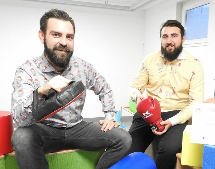 Danilo Schulz (li. ) und Philipp Iselt, Geschäftsführer »von Edelmann«, tragen die aktuellen Weihnachtshemden. Deren Verkauf bringt für Lacrima rund 600 Euro. WochenKurier legte ebenfalls Geld in den Spendentopf der Johanniter. Foto: Pönisch