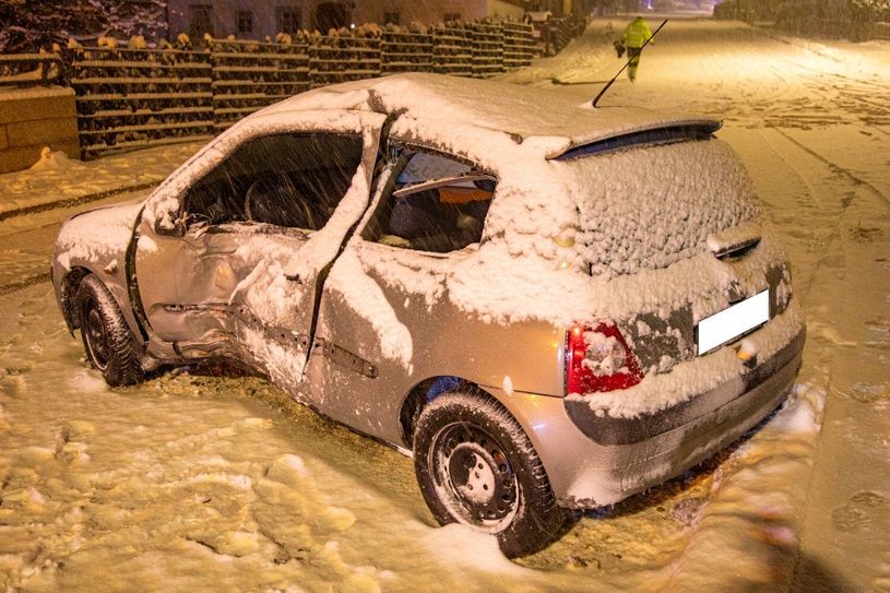 Das Fahrzeug wies an der Seite erhebliche Schäden auf.