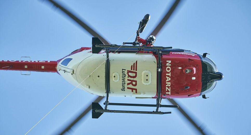 Die Bautzener Crew trainiert eine komplexe Luftrettung mit Hilfe einer Winde in der Sächsischen Schweiz.