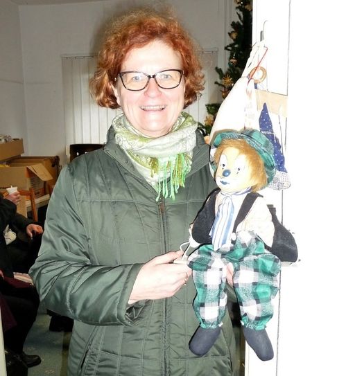 Heike Sabel mit einer Harlekinpuppe.