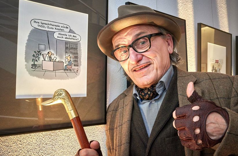 Lo Graf von Blickensdorf mit seiner Sieger-Karikatur.