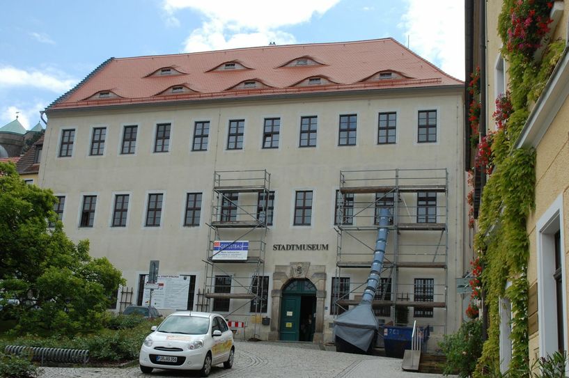 Die Fassade des Stadthauses Stolpen erstrahlt schon in frischen Farben, auch wenn das Haus innen noch eine Baustelle ist. Foto: Wo