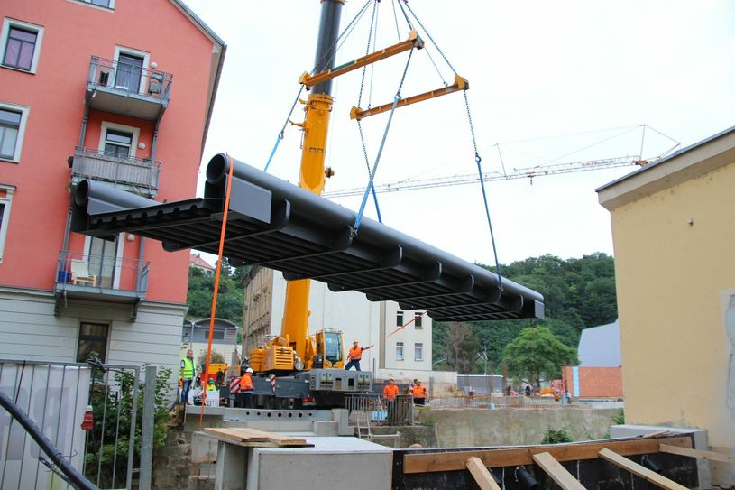 Die Firma Mentner Krane hat die neue Brücke am Nicolaisteg über die Triebisch eingehoben. Nach kleinen Anpassungsarbeiten, sitzt der neue Übergang von den Arkaden in Richtung Innenstadt für Radler und Fußgänger.