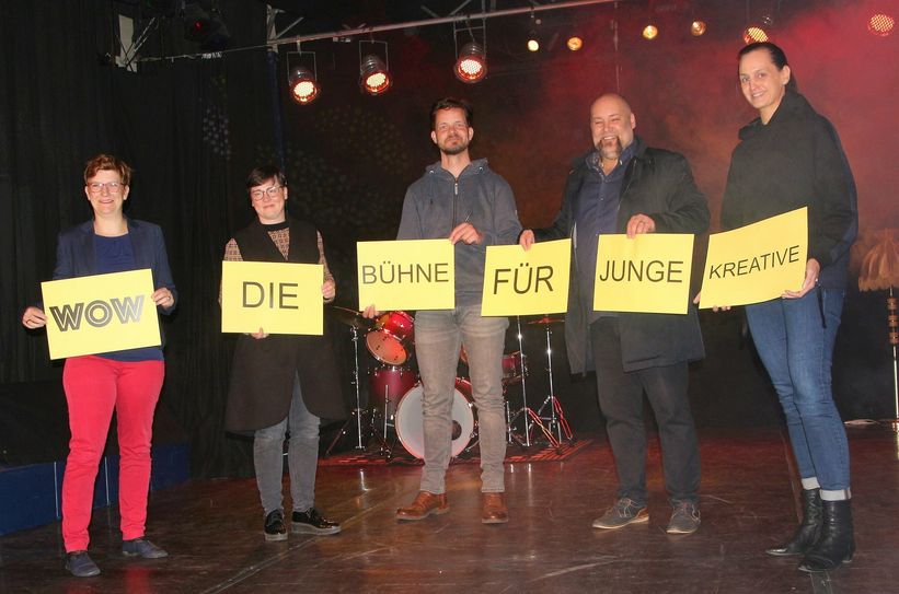Erster Test der Bretter, die bald für die Kinder und Jugendlichen die Welt bedeuten sollen (v.l.): Schirmherrin Susann Rüthrich, Kinder- und Jugendbeauftrage des Freistaates Sachsen; Künstlerin Nora Maria Bräuer, Jens Mittelstenscheid vom Theater Meißen, Christian Kypke vom Hafenstraße e. V. und Kulturreferentin Sara Engelmann auf der künftigen *WOW*-Bühne in der Hafenstraße.