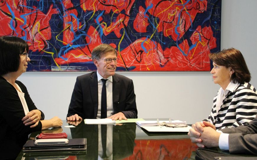 Petition übergeben: Matthias Rößler (CDU, Mitte) wollte sich inhaltlich nicht dazu äußern. Kerstin Lauterbach (Die Linke, links) erklärte den Werdegang einer Petition. Das zuständige Ministerium hat sechs Wochen Zeit für eine Stellungnahme. Rechts im Bild: Spielhallenbetreiberin Beate Mai: „Wir werden erstmal schließen, hoffen aber auf eine Gesetzesänderung.“       Foto: Schramm