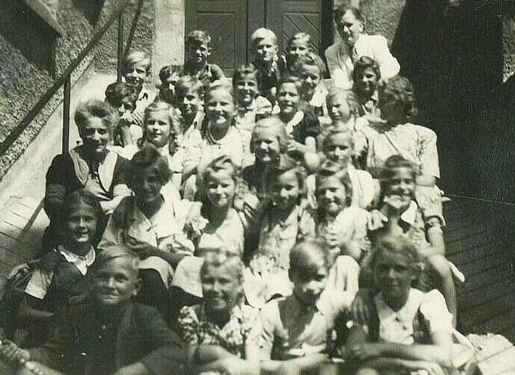 Schulklasse von Lehrer Wilhelm Dickmeiß (hinten) 1950 bei einem Ausflug. Foto: Privat