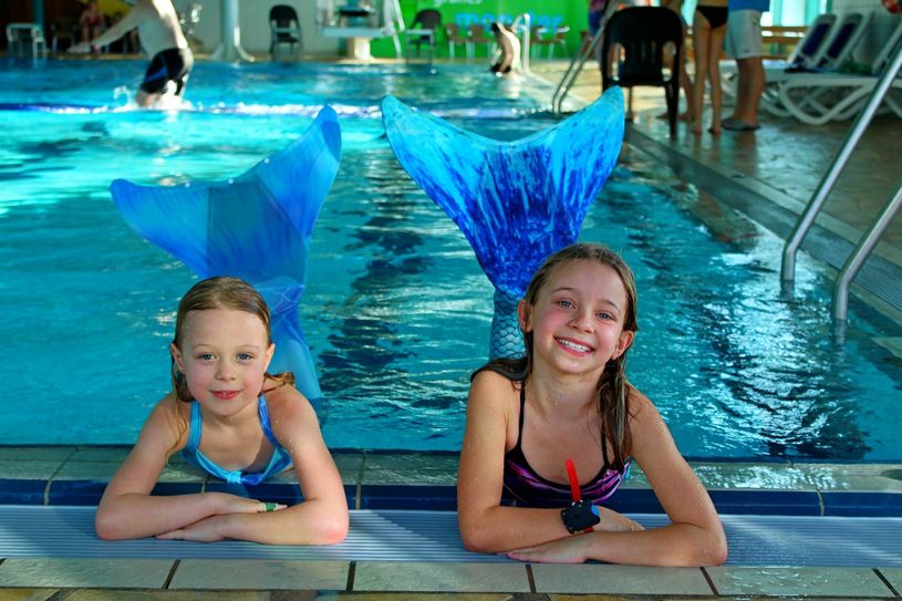 Im vergangenen Jahr feierte das Lausitzbad 20jähriges Bestehen. Im Jubiläumsjahr konnte auch der der 4 Millionste Besucher begrüßt werden. Annalena (links) und Vanessa besuchten die Freizeitoase im Januar 2019 als Meerjungfrauen und hatten dabei sichtlich viel Spaß. Foto: Silke Richter