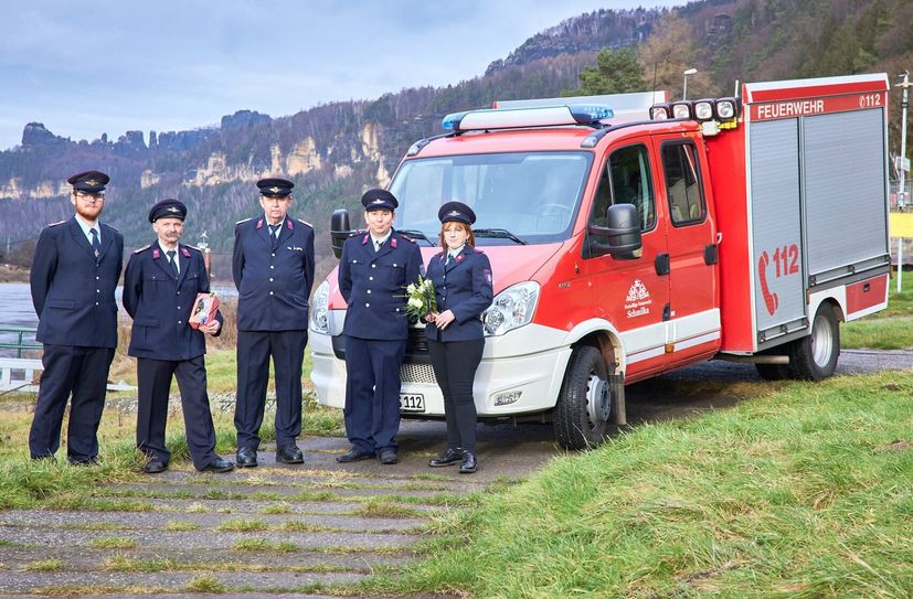 Die Kameraden der FFW Schmilka (ein aktiver Feuerwehrmann fehlt) v.l.n.r.: Richard Rittner (Stadtteilwehrleiter), Rüdiger Herschel und Detlef Rittner (beide Altersabteilung, nicht mehr aktiv), Sven Myszka (jetzt Feuerwehr Langburkersdorf) und Anne-Marta Rittner (wohnt in Postelwitz, ohne Auto kommt sie nicht schnell genug zum Gerätehaus).