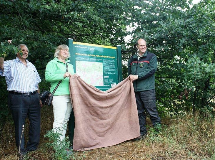 Utz Hempfling (Landesforstpräsident), Sybille Neumann (Stadt Pirna) und Gernot Heerde (Ortsvorsteher Graupa) weihen den Naturlehrpfad ein. Foto: Kerstin Rödiger (Sachsenforst)
