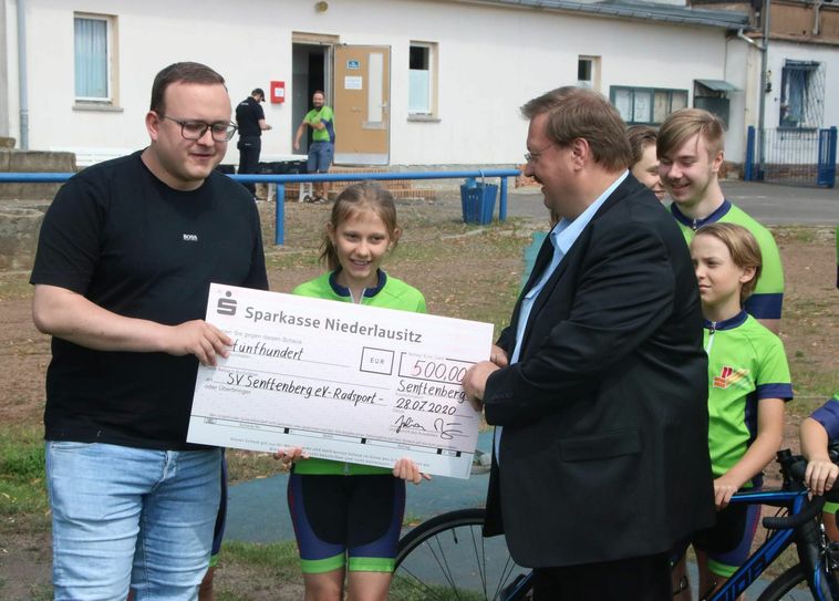 Julian Brüning (li.) und Heinz Trasper bei der Scheckübergabe. Foto: Bernd Naumann