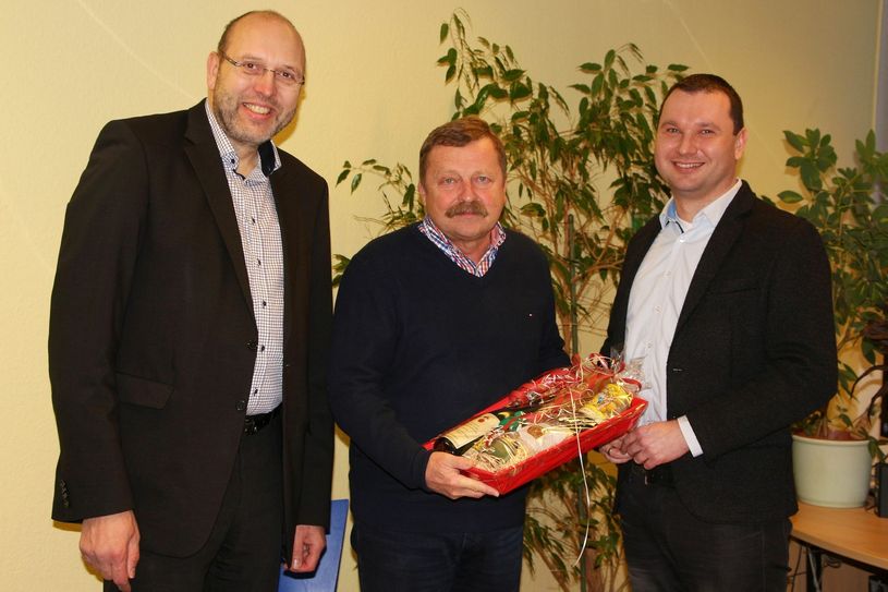 Oberbürgermeister Olaf Raschke und der neue Geschäftsführer Falk Müller (r.) verabschiedeten Karl-Heinz Gräfe offiziell aus seinem Amt. Fotos: Farrar