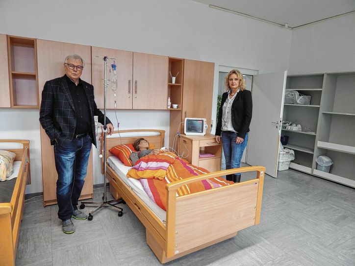 Ronald Heinold, Senior Consultant der LWGA, und Carola Roscheck, Schulleiterin der Altenpflegeschule der LWGA sind für die generalistische Pflegeausbildung bereit. Hier im neu ausgestatteten Pflegekabinett können die Auszubildenden realitätsnah üben. Foto: dda