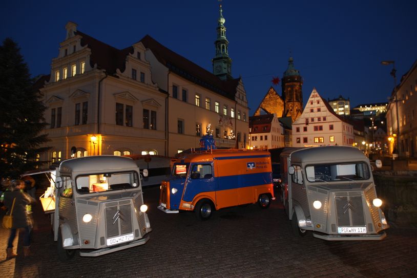 Oldtimerparade auf dem Pirnaer Weihnachtsmarkt, damit  keiner hungern und dursten muss.	Foto: Förster