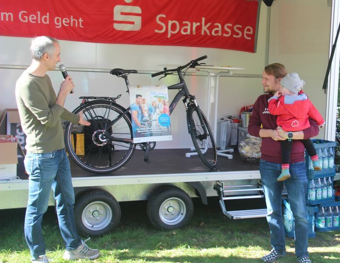 Der Hauptpreis - passenderweise ein Fahrrad - geht an Denny Rückert. Foto: pm