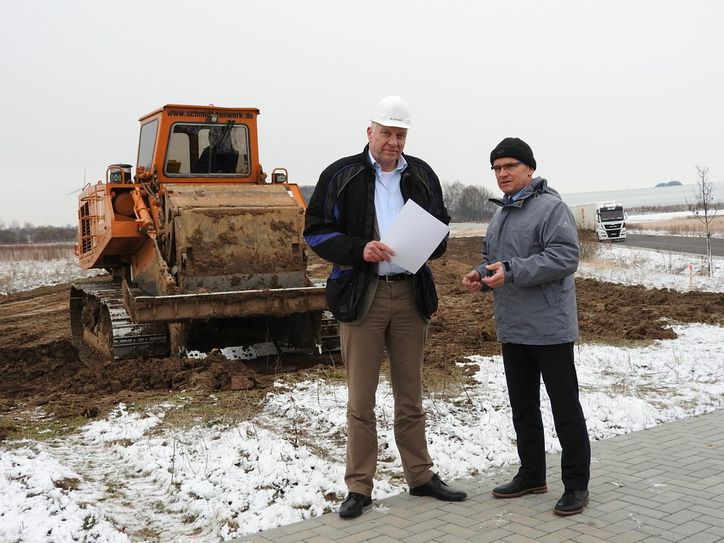 Peter Wiegers (li) und Andreas Clausnitzer, 1. Beigeordneter in der Stadt Wilsdruff, heute Morgen beim Vor-Ort-Termin.    Foto: cpö