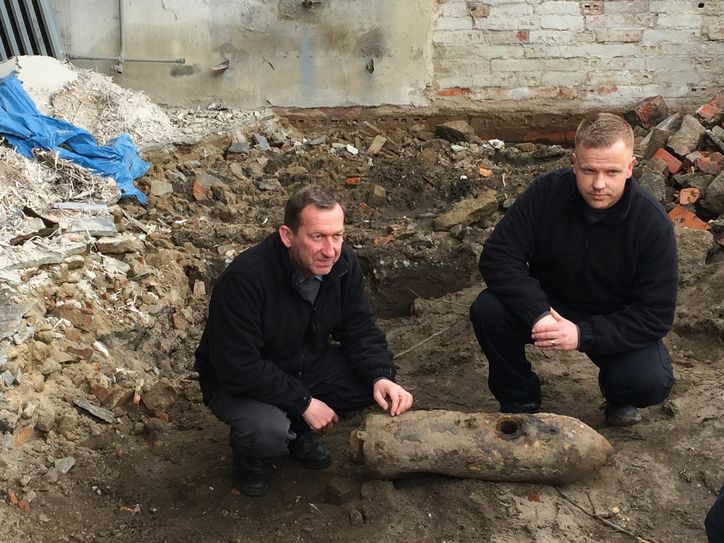 Die Sprengmeister Uwe Zierdt und Enrico Schnick entschärften die Bombe. F.: Polizeidirektion Süd