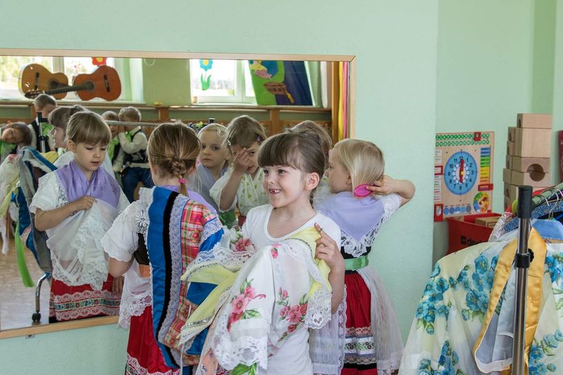 Blick in die Radduscher Kita: Neben dem Üben für das Programm werden die Kindertrachten ausgewählt. Die Mädchen probieren vor dem Spiegel die verschiedensten Varianten und kombinieren diese mit ihrem Lieblingshaarschmuck. Foto: Peter Becker