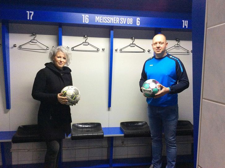 Christine Hauke (Geschäftsführerin der Stiftung Soziale Projekte Meißen) und MSV 08-Vereinsschef Johannes Diemert im neu gestalteten Umkleideraum der Fußballer. Foto: WochenKurier